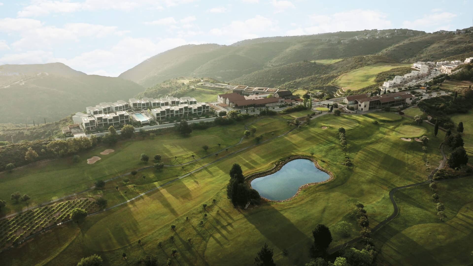 Toàn cảnh trên cao sân golf khu nghỉ dưỡng Minthis và các biệt thự cao cấp tại Paphos Síp